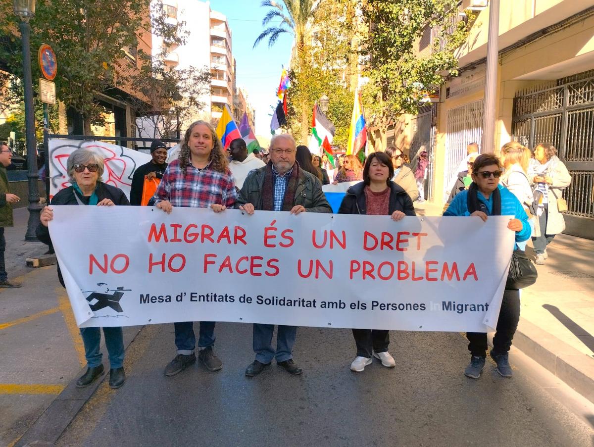 Isabel Barrajn en la pancarta de la Mesa de solidaridad con las personas migrantes