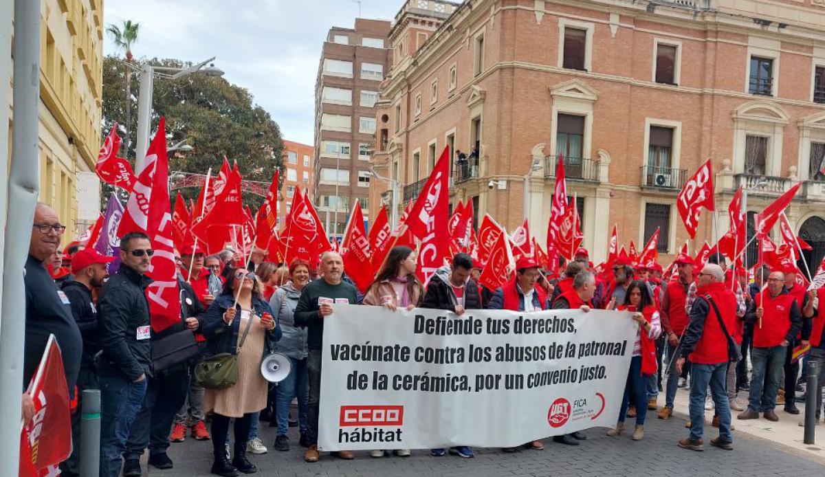 Manifestacin en Castelln por un convenio justo del azulejo.