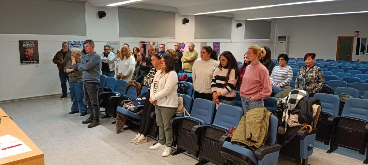 Los y las asistentes a la asamblea durante el minuto silencio, por las vctimas de la empresa Climber, de Ibi, empresa que pertenece al sector del plstico.