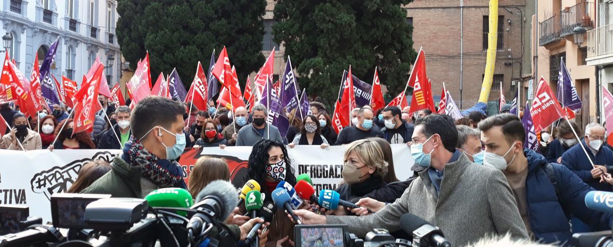 Concentració davant la patronal autonòmica a València. La secretària general de CCOO PV, Ana García, realitza declaracions davant els mitjans de comunicació.