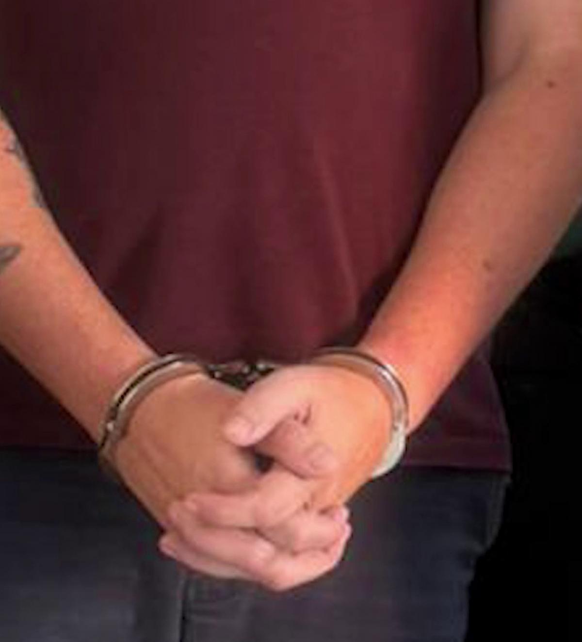 Representante sindical detenido y esposado