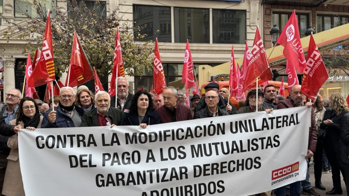 Movilizacin ante la delegacin de Hacienda en Valencia contra la modificacin del pago a mutualistas