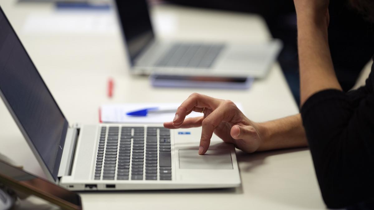 CCOO vuelve a insistir en que debe reforzarse el control del cumplimiento de la normativa sobre jornada laboral para erradicar una práctica que vulnera los derechos de las personas trabajadoras.