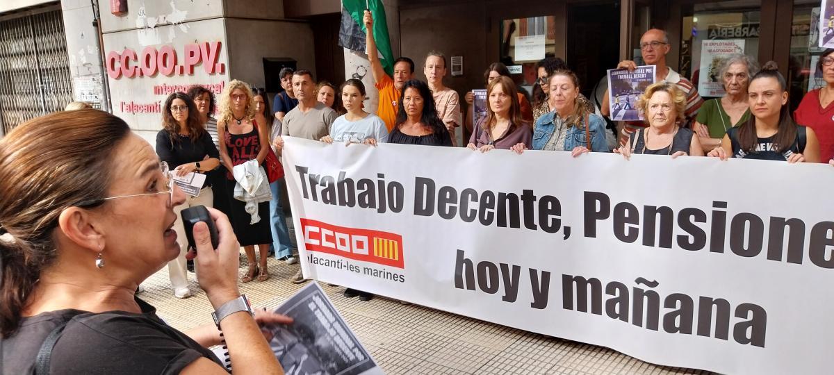 Intervención de la secretaria general de la UI en la concentración ante la sede