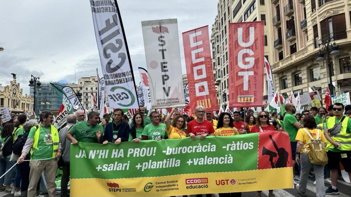 Pancarta unitària amb les reivindicacions sindicals de la vaga indefinida de docents