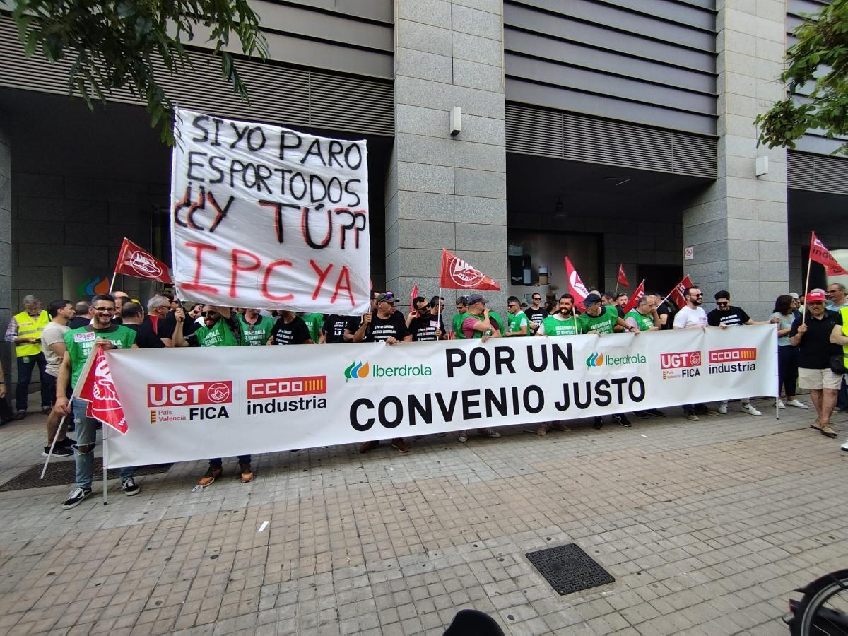 Concentración de trabajadores y trabajadoras de Iberdrola del centro de Valencia.