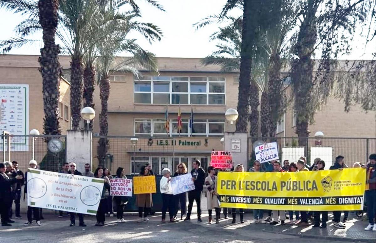 Impossició de la presencialitat obligatòria del professorat sense cobertura legal ni acord col·lectiu.