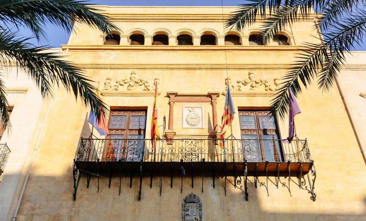 Fachada del Ayuntamiento de Elche, publicada en la web municipal