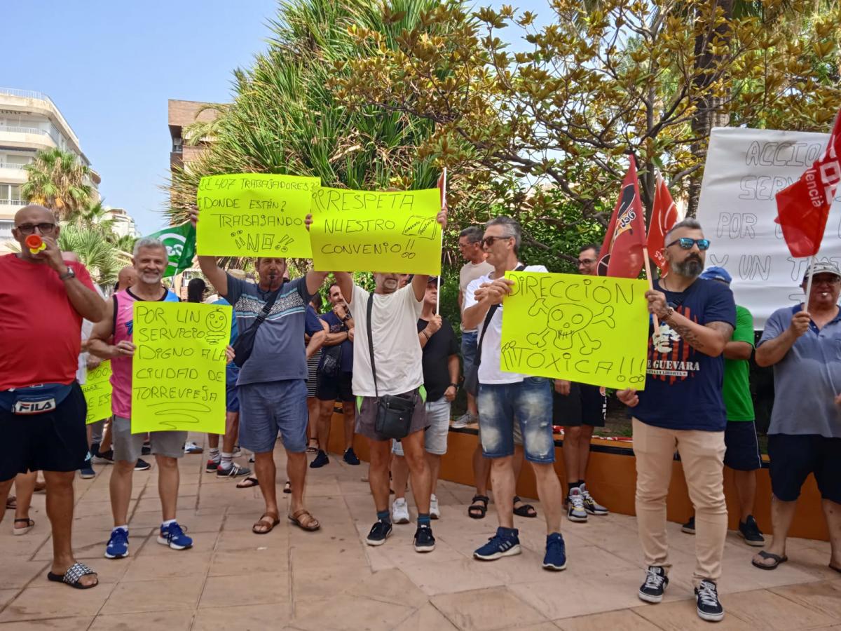 Concentracin del personal de limpieza viaria y recogida de slidos urbanos de Acciona Torrevieja