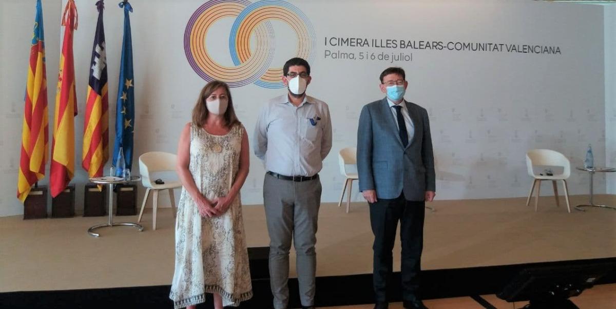 El representant de CCOO PV, Daniel Patiño, entre la presidenta del Govern de les Illes Balears, Francina Armengol i el president de la Generalitat Valenciana, Ximo Puig.