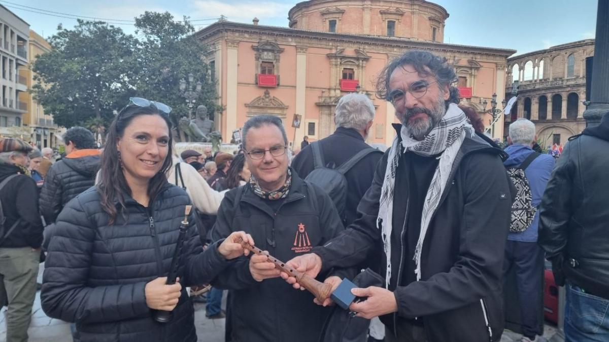 Lliurament de la dolçaina al grup Estrela Roja de Benimaclet.