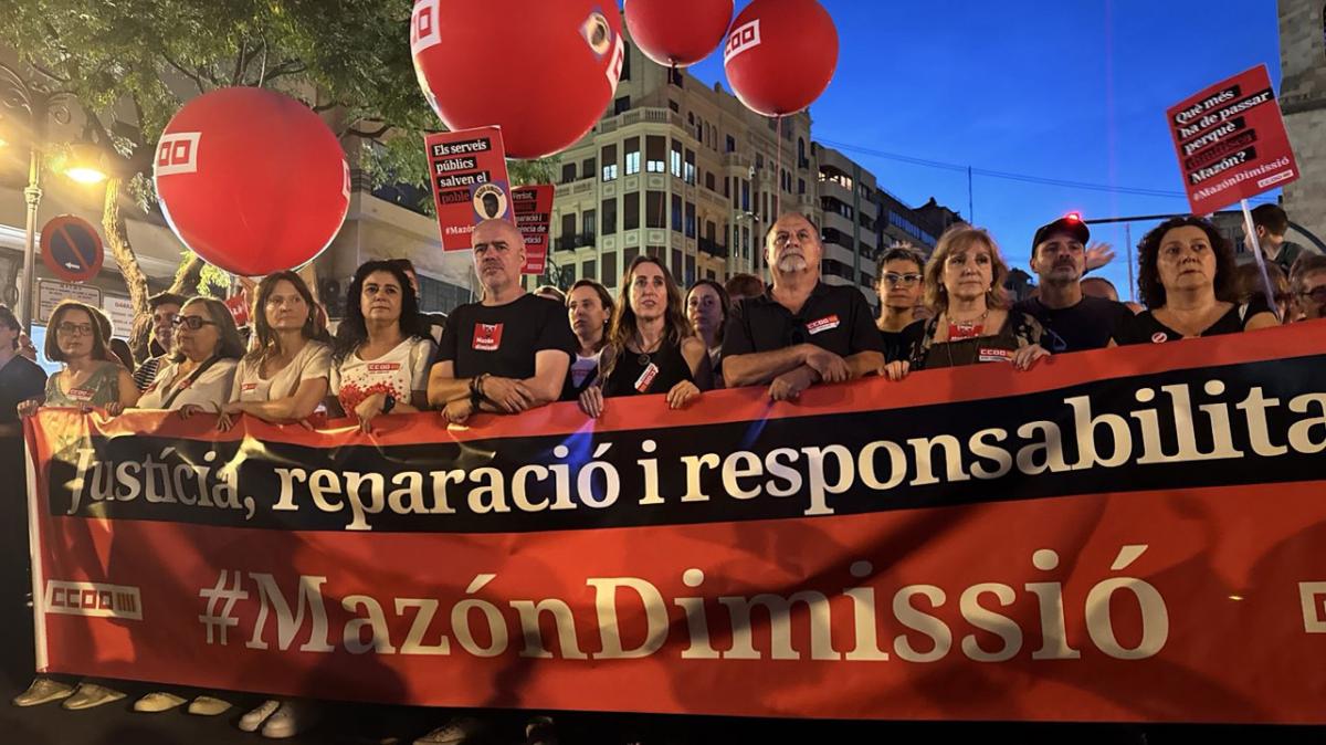 Pancarta de CCOO en la 12a manifestació reclamant la dimissió de Carlos Mazón
