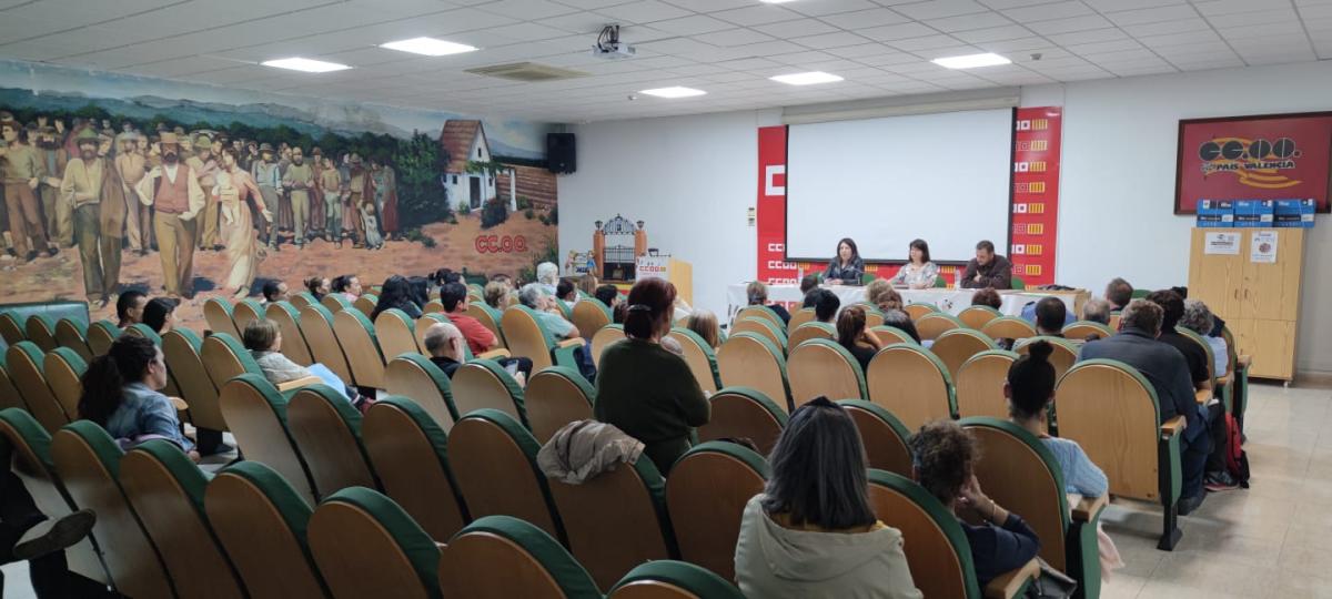 Asamblea sobre las novedades en el Reglamento de la Ley de Extranjería, en la sede de CCOO en Puerto de Sagunto.