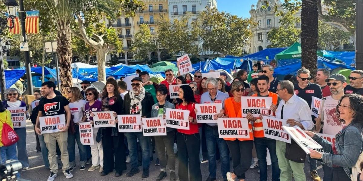 Acto público de presentación de la huelga general del 11 de noviembre, en la Plaza del Ayuntamiento de Valencia, junto a la acampada por la vivienda.