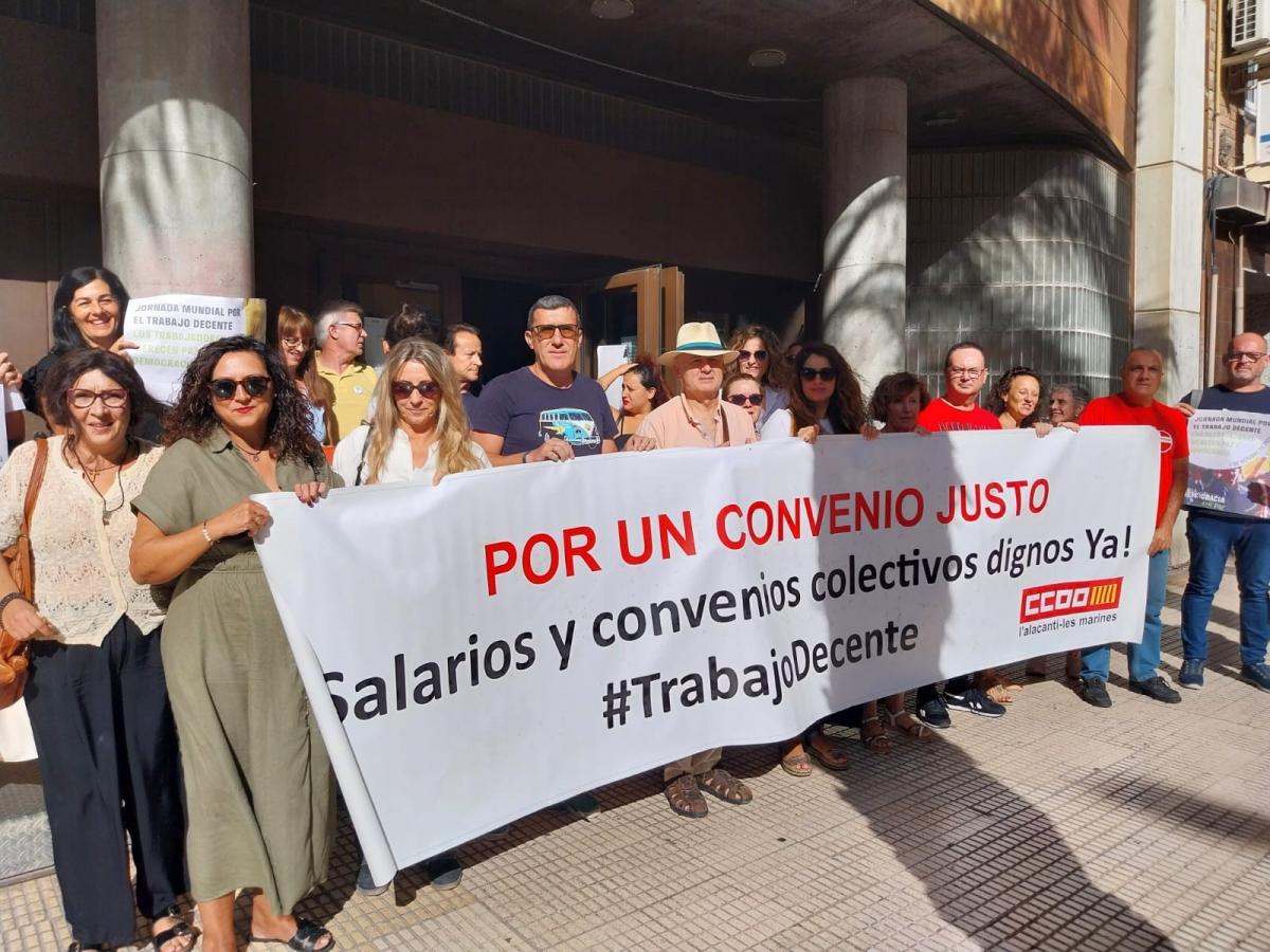 Concentracin por el trabajo decente, en la sede de CCOO en Alicante.