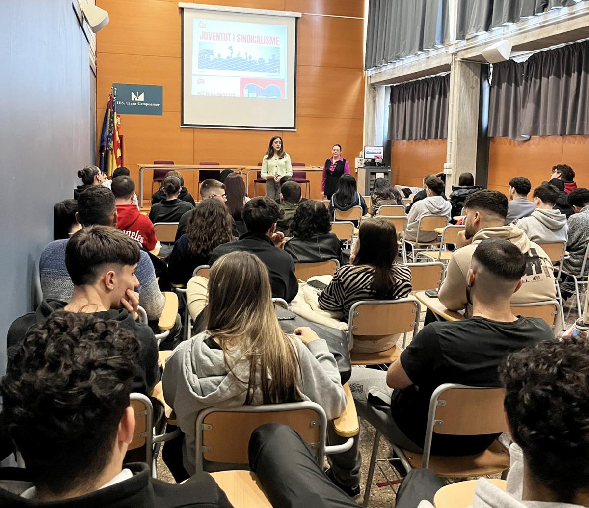 La secretria de Joventut i Noves realitats de Treball, Roco Pascual, en un taller formatiu