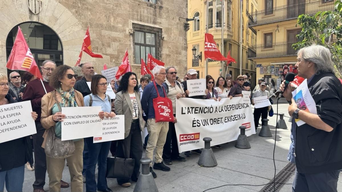 Concentración por la atención a la dependencia, hoy ante el Palau de la Generalitat Valenciana.