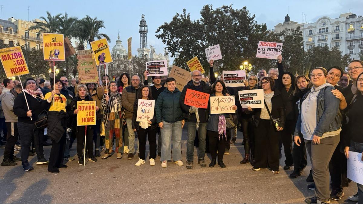 Representats sindicals, treballadores i afiliades en la plaa de l'Ajuntament de Valncia