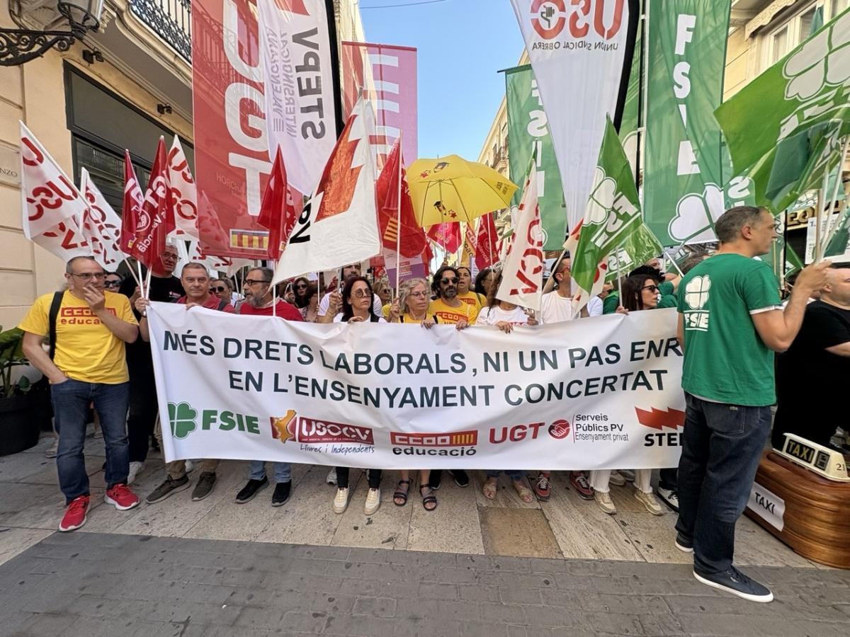 Concentració davant les Corts Valencianes