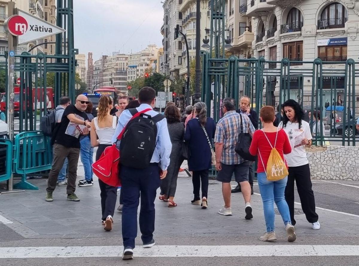 Reparto de octavillas informativas en la estacin del Norte, Valencia