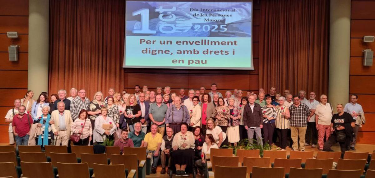 Foto de grupo de la jornada 'Per un envelliment digne, amb drets i en pau'