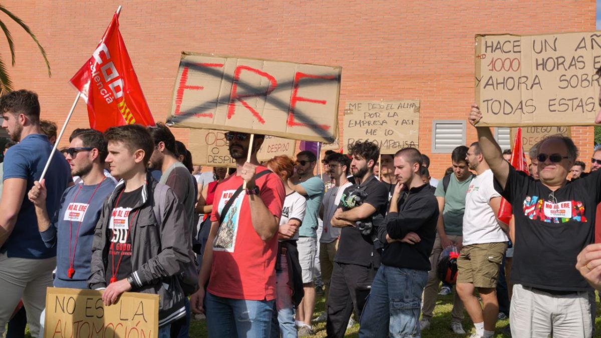 Concentración ante la factoría de Mahle en Paterna durante la jornada de huelga