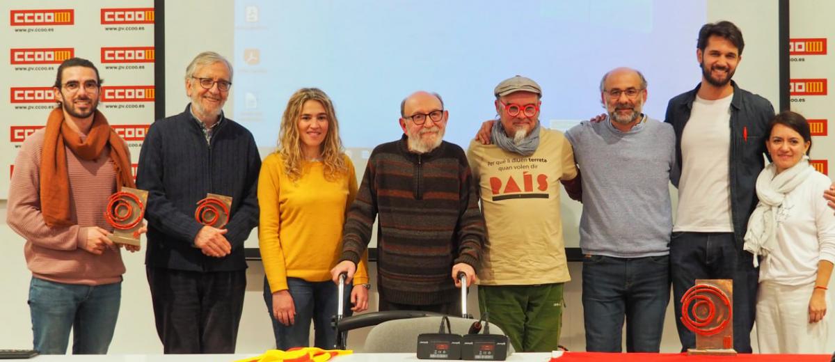 Guanyadors dels premis Mar Granell amb l'escriptor, la responsable de l'OPUV, Purín Morant i el secretari de Cultura, Santi Mateu