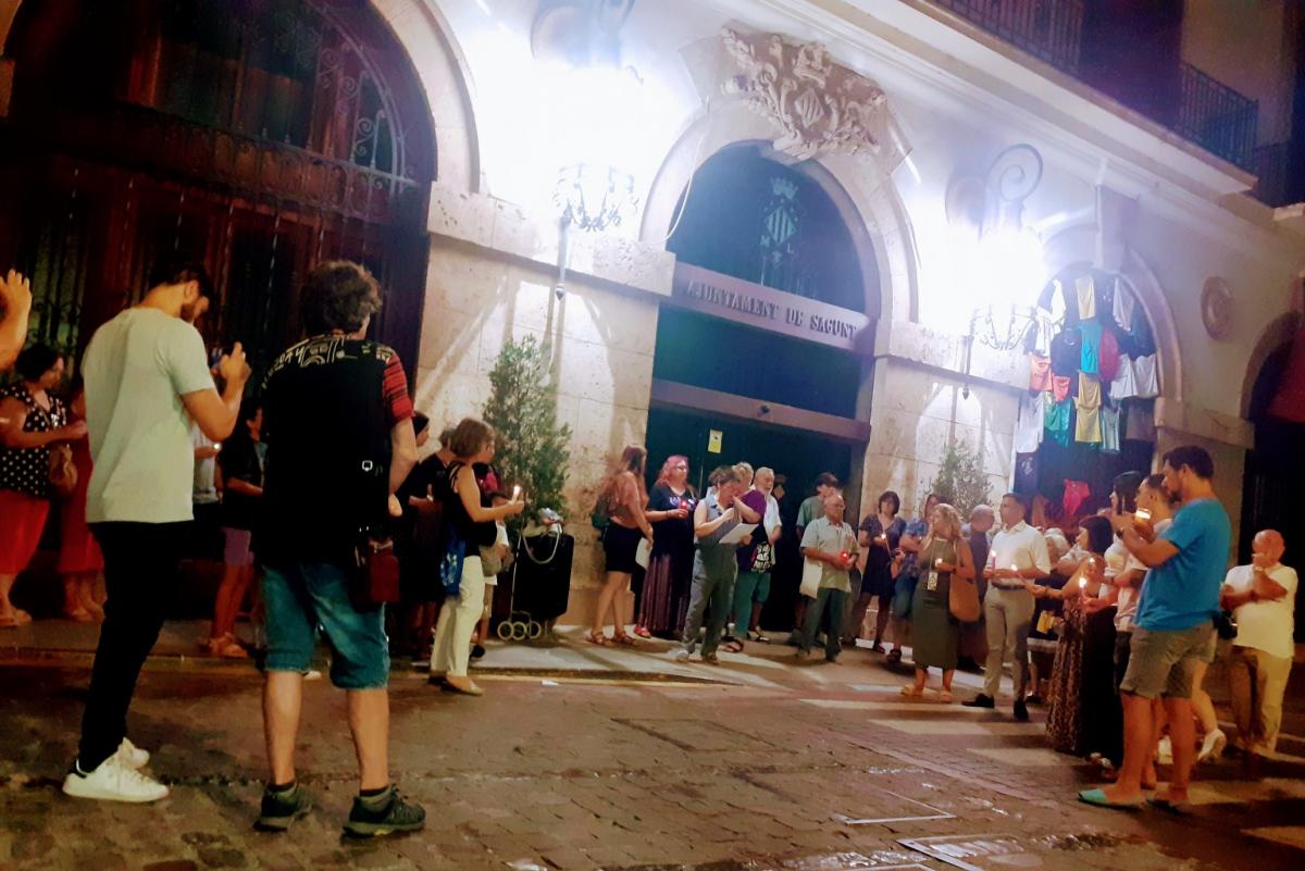 Noche de vigila contra la violencia machista en el Ayuntamiento de Sagunto.