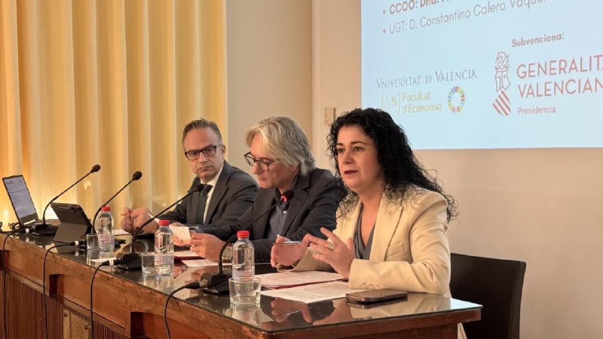 La secretaria general de CCOO PV, Ana García, interviene en el Foro de Política Económica y Social de la Comunitat Valenciana, organizado por la Universitat de València.