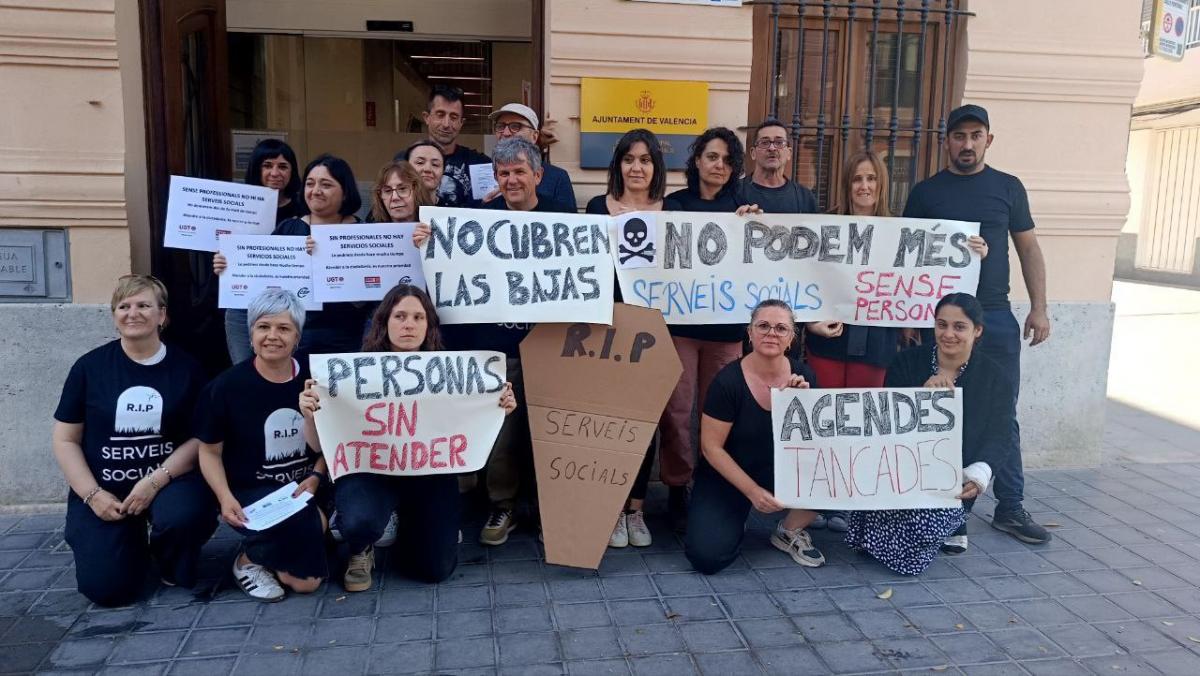 Concentracin de protesta del personal de los centros del rea de Bienestar Social del Ayuntamiento de Valncia.