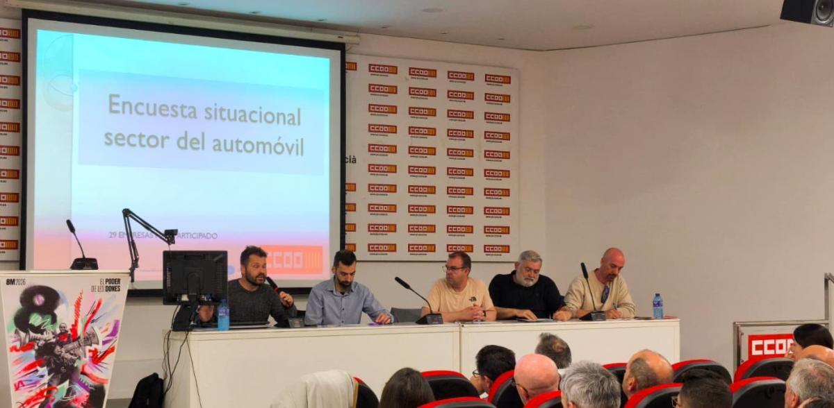 Mesa de la asamblea. La componen, de derecha a izquierda, Edgar Asins, Juan José Picazo, Mario Fernández, José Manuel Martínez y Víctor Moralejo.