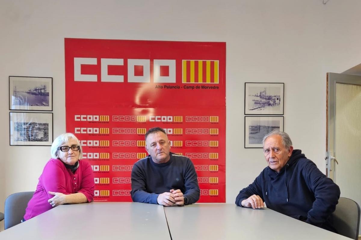 El secretario de CCOO en Camp de Morvedre-Alt Palncia, en el centro, ha mantenido una reunin con la Associaci Venal La Victria.