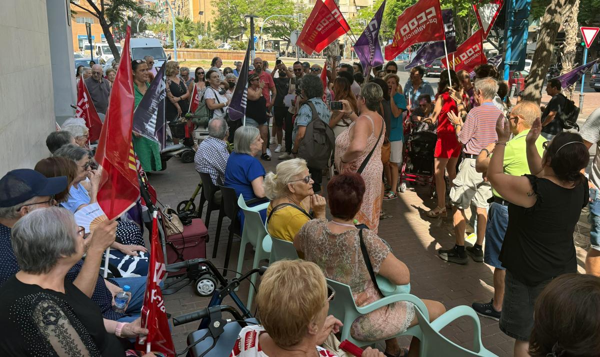 Concentración en rechazo al cierre del centro de día para mayores Plaza América de Alicante, en agosto del pasado año.