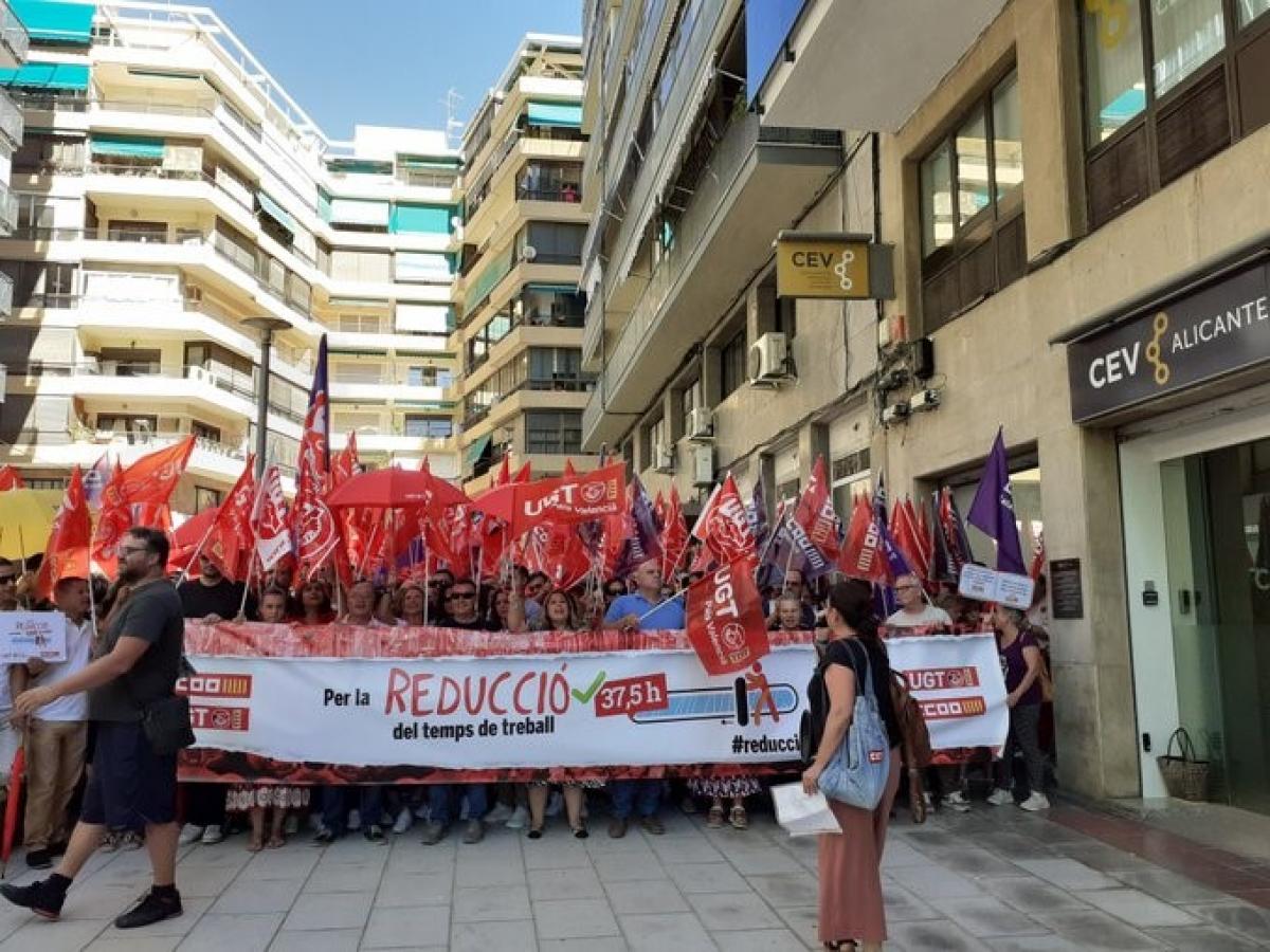 Concentracin ante la sede de la patronal en Alicante